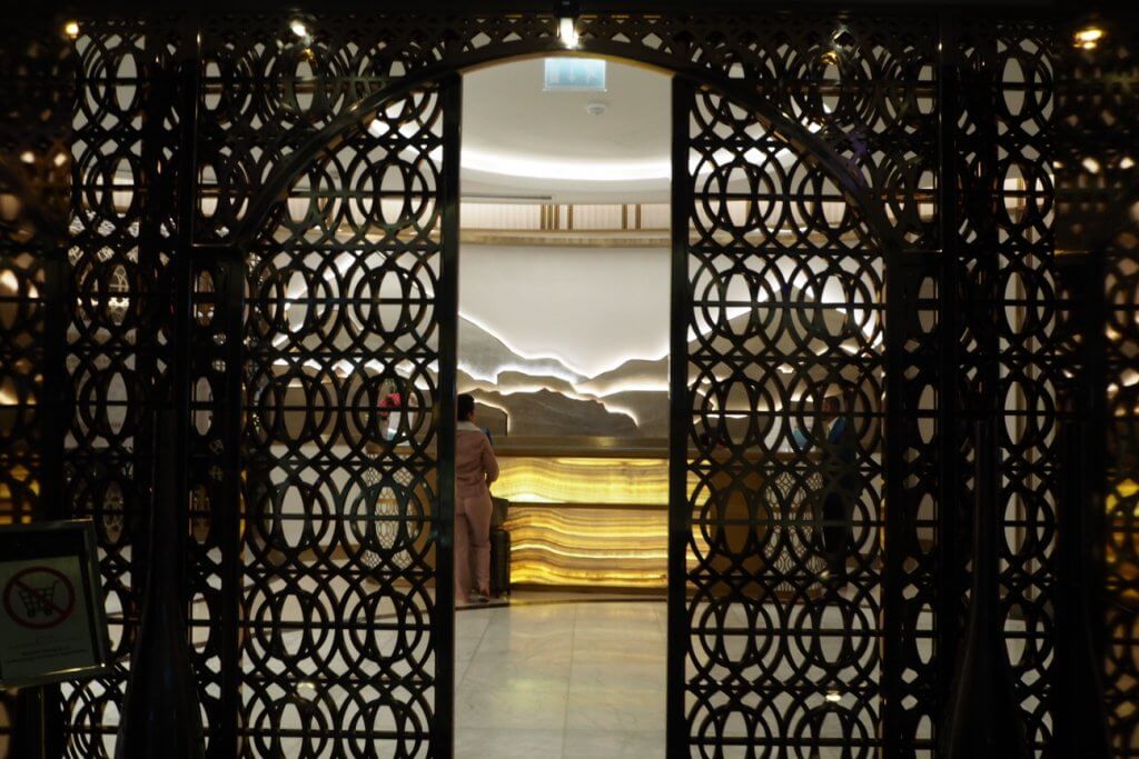 オマーン・エアラウンジの黄金の格子