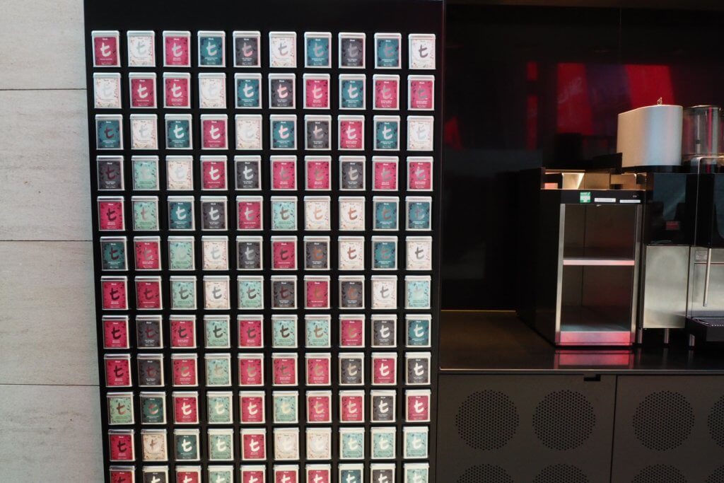 AAdvantageのお得な使い方Qatar Airways First Class Lounge seating