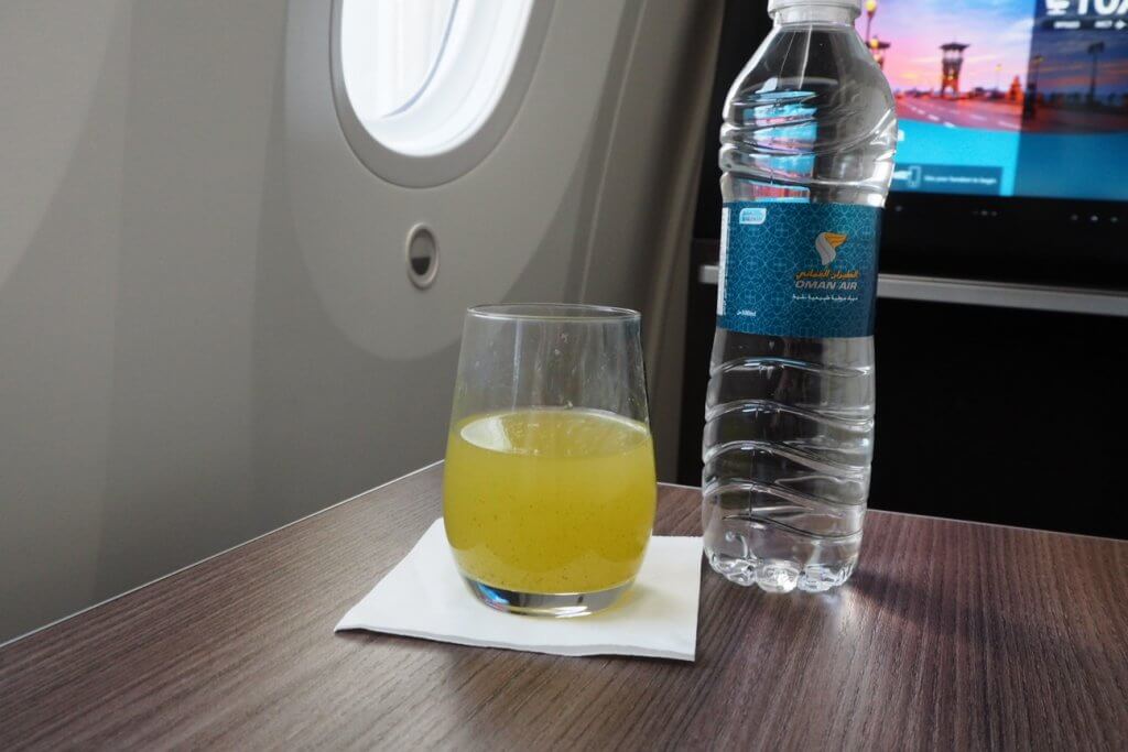 オマーンエア・ビジネスクラスのウエルカムドリンク