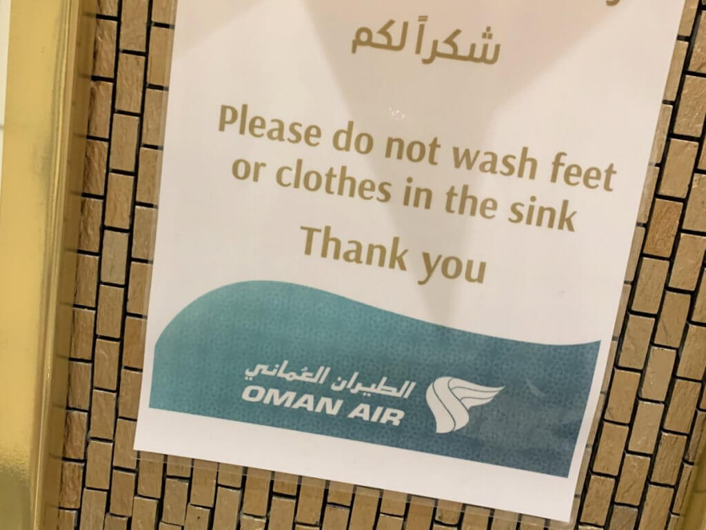 オマーン・エアラウンジのトイレの張り紙