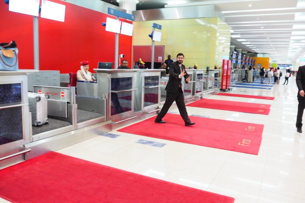 エミレーツ航空ファーストクラスチェックインカウンター