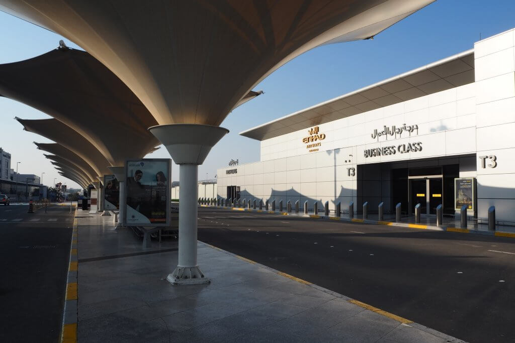 アブダビ空港ファーストクラスチェックインカウンター