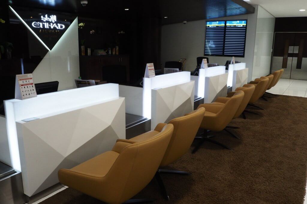 アブダビ空港ファーストクラスチェックインカウンター