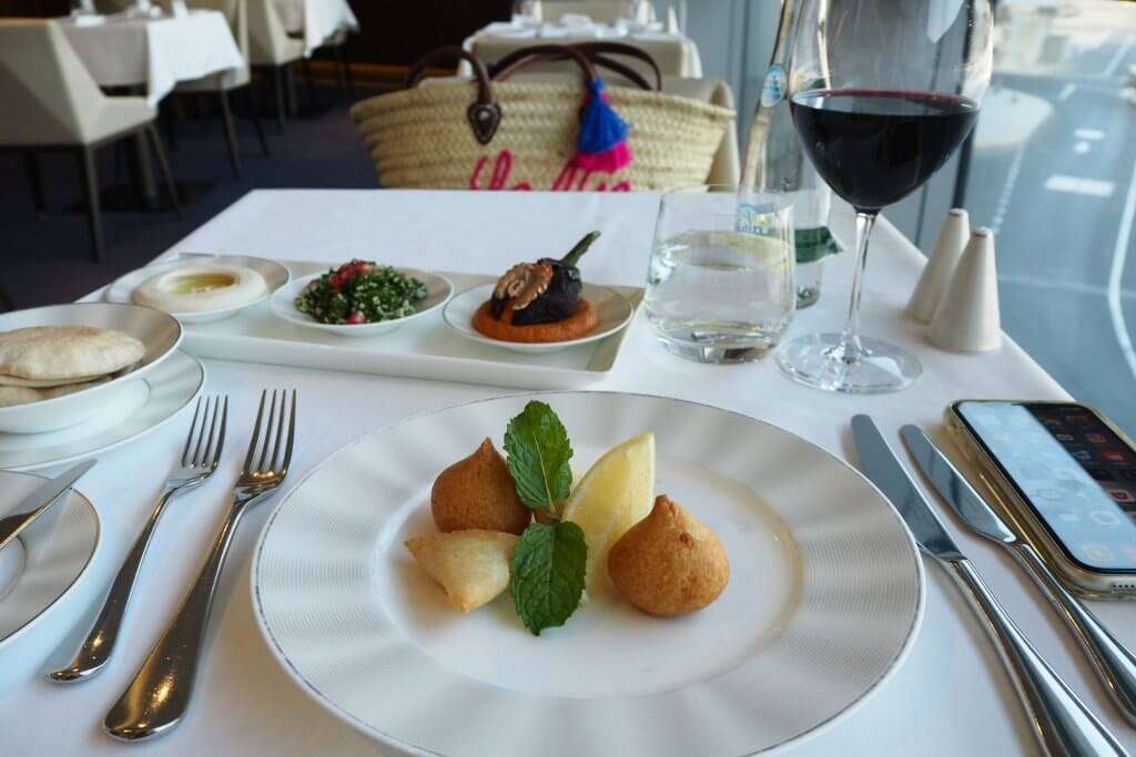 エティハドファーストクラスラウンジのダイニング